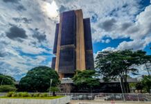 Juros pressionam a dívida mais que gastos públicos, dizem economistas BC reduz juros básicos para 14,75% ao ano