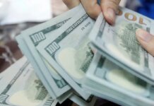 Dólar fecha abaixo de R$ 5, e bolsa cai com cautela global Dólar cai 1,6% e fecha em R$ 5,23 com alívio externo