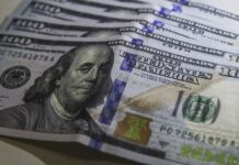 Dólar volta a R$ 5, e bolsa cai com tensão no Oriente Médio Dólar cai a R$ 5,20 com melhora do cenário externo