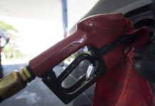 Com nova alta mundial do petróleo, governo mantém desconto na gasolina Lula zera imposto e subsidia diesel para conter alta do petróleo