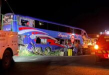 Acidente entre ônibus com religiosos e uma carreta deixa 2 mortos e 30 feridos em MG Acidente entre ônibus com religiosos e uma carreta deixa 2 mortos e 30 feridos em MG