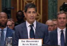 Comitê do Senado dos EUA aprova Warsh para presidir o Fed por 13 a 11 Kevin Warsh, indicado por Trump para a presidência do banco central dos EUA, participou na 3ª feira (21.abr.2026) de audiência de confirmação perante a Comissão Bancária do Senado dos EUA