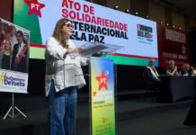 Congresso do PT exibe banner pedindo volta de Maduro para Venezuela Congresso do PT exibe banner pedindo volta de Maduro para Venezuela