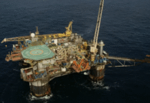 EUA batem recorde de exportação de petróleo durante guerra no Irã Plataforma de petróleo em operação no mar; OPEP+ anunciou aumento de 206 mil barris por dia na produção a partir de março de 2026