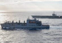 EUA iniciam bloqueio no estreito de Ormuz na 2ª feira O porta-aviões da classe Nimitz, USS Harry S. Truman (CVN 75), navega ao lado do navio de suprimentos da classe Lewis e Clark, USNS Robert E. Peary (T-AKE 5), durante um descarregamento de munição