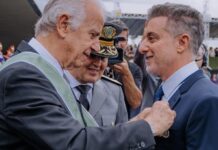 Exército homenageia Luciano Huck com medalha oficial O apresentador Luciano Huck recebe a Medalha Exército Brasileiro do Ministro da Defesa, José Múcio Monteiro, na 5ª feira (16.abr.2026), em Brasília