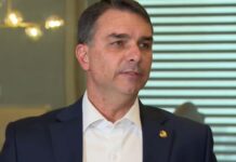 Flávio convida jovens de 16 anos a tirar título de eleitor Flávio Bolsonaro