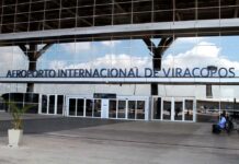 Homem com espada invade Viracopos, e PM usa arma de choque para realizar prisão Homem com espada invade Viracopos, e PM usa arma de choque para realizar prisão