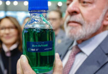 Lula diz que Brasil pode se tornar “Arábia Saudita” dos renováveis O presidente da República, Luiz Inácio Lula da Silva (PT), durante visita à Feira Industrial de Hannover. Na imagem, ele mostra o Be8 BeVant, um biocombustível brasileiro desenvolvido para a descarbonização de frotas e motores a diesel