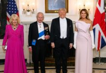 Melania evita mão de Trump durante foto com rei Charles O presidente Donald J. Trump e a primeira-dama Melania Trump, juntamente com o rei Charles III e a rainha Camilla, no jantar de Estado que homenageou a amizade inabalável entre os EUA e o Reino Unido