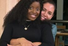 Michelle Bolsonaro posta vídeo cantando com amigos A ex-primeira-dama Michelle Bolsonaro publicou foto em que aparece abraçada com a cantora gospel Nair Nany, no domingo (26.abr.2026)