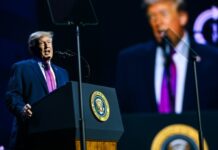 O Irã está colapsando financeiramente, diz Trump O presidente dos EUA, Donald Trump, durante evento da organização Turning Point no Arizona, em 17 de abril de 2026