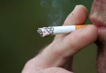Parar de fumar reduz perda cognitiva mesmo na meia-idade, diz estudo pessoa fumando cigarro