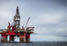 Petróleo pode chegar a US$ 120 com guerra, diz Goldman Sachs Com o petróleo próximo de US$ 100, as receitas das empresas podem subir de R$ 75 bilhões para R$ 160,6 bilhões no ano; na imagem, plataforma de petróleo