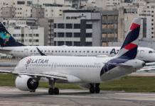 Pista de Congonhas fica fechada por 10 minutos após avião colidir com pássaro Pista de Congonhas fica fechada por 10 minutos após avião colidir com pássaro