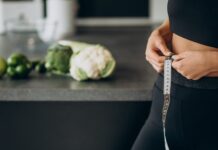 Por que perder peso é tão difícil? Entenda o que acontece mulher medindo cintura