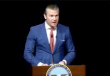 Secretário de Trump recita oração de “Pulp Fiction” durante culto Secretário de Trump recita oração de “Pulp Fiction” durante culto