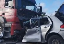 Seis pessoas da mesma família morrem após batida entre carro e carreta em MG Seis pessoas da mesma família morrem após batida entre carro e carreta em MG