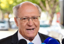 Alckmin diz que clã Bolsonaro cria factoide para desviar atenção do Master Alckmin diz que clã Bolsonaro cria factoide para desviar atenção do Master