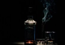 Álcool ou drogas estão ligadas a 53% das mortes violentas no país Articulista afirma que é praticamente irreparável o estrago feito por organizações, porém, ainda é possível haver futuro; na imagem, copo de whisky sobre uma mesa com cigarro aceso