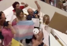 Após denúncia contra Cássia Kis, mulheres trans protestam em shopping Com gritos de "libera meu xixi, respeita as travestis", manifestantes se reuniram no Barra Shopping na 6ª feira (1º.mai.2026)