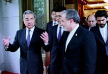 Após progresso com os EUA, chanceler iraniano vai à Pequim O ministro das Relações Exteriores da China, Wang Yi (esquerda) conversando com o chanceler iraniano Seyed Abbas Araghchi (direita)