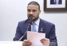 Bolsonaristas baianos saem em defesa de Flávio Bolsonaro após vazamento de áudios sobre filme de Jair Bolsonaro #Acesse Política