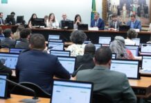 CCJ da Câmara adia análise de PEC sobre redução da maioridade penal CCJ da Câmara adia análise de PEC sobre redução da maioridade penal