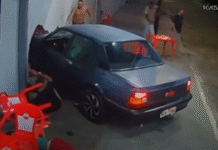 Carro desgovernado sobe calçada e atropela pessoas e derruba parede de um bar – Imprensa Bahia Tragédia no Trânsito: Carro desgovernado sobe calçada e atropela pessoas e derruba parede de um bar