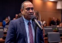 Carro do deputado Max Lemos é alvo de tiros em Duque de Caxias Carro do deputado Max Lemos é alvo de tiros em Duque de Caxias