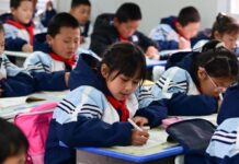 China quer acabar com “turmas de elite” nas escolas Os alunos das turmas de elite geralmente avançam mais rapidamente no conteúdo, pois os professores dedicam mais tempo ao ensino do que à gestão da sala de aula. Os professores das turmas de nível inferior, por outro lado, relatam gastar boa parte das aulas mantendo a ordem