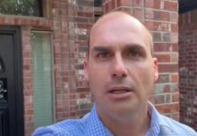 Eduardo Bolsonaro diz que foi “importunado” em sua casa nos EUA O ex-deputado federal Eduardo Bolsonaro (PL-SP) publicou um vídeo na 6ª feira (22.mai.2026) dizendo que sua família foi importunada em sua casa no Texas (EUA)