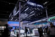 Empresas de robotáxi expandem frotas apesar de pausa regulatória Na imagem, táxi autônomo da Pony AI no autoshow de Pequim