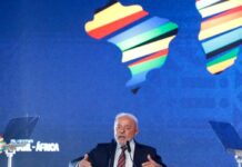 “Extrema direita não tolera autonomia de universidades”, diz Lula Presidente Luiz Inácio Lula da Silva e os ministros da Educação, Leonardo Barchini, e das Relações Exteriores, Mauro Vieira, durante a cerimônia de abertura do 1º Fórum de Reitores Brasil-África, na segunda-feira, (25.maio.2026), no Centro Internacional de Convenções do Brasil (CICB), em Brasília (DF). O fórum tem por objetivo fortalecer a cooperação acadêmica, científica e tecnológica entre os países.