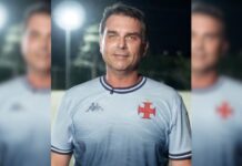 Flávio Bolsonaro compara gols em pelada à vitória nas eleições Flávio Bolsonaro compara gols em pelada à vitória nas eleições