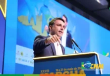 Flávio Bolsonaro é aplaudido e recebe apoio de prefeitos durante Marcha em Brasília #Acesse Política
