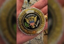 Flávio Bolsonaro exibe moeda de honra que ganhou de Trump Flávio Bolsonaro publicou imagem da challenge coin entregue por Donald Trump na Casa Branca