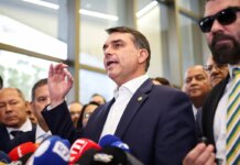 Flávio confirma encontro com Vorcaro após banqueiro ter sido preso Flávio confirma encontro com Vorcaro após banqueiro ter sido preso