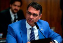 Flávio diz que dinheiro cobrado de Vorcaro era privado Flávio Bolsonaro chega ao Tribunal Superior Eleitoral para posse de Nunes Marques
