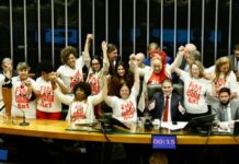 Governistas comemoram aprovação do fim da 6 X 1 e provocam PL O plenário aprovou na 4ª feira (27.mai.2026) em 2 turnos a PEC que reduz a jornada de trabalho 6 X 1 para 5 X 2. Foram 472 votos favoráveis e 22 contrários no 1º e 461 a 19 no 2º, respectivamente