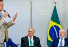 Lula assina MP e zera “taxa das blusinhas” Lula assina MP e zera "taxa das blusinhas"