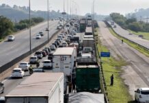 Lula diz que vai criar 41 praças para caminhoneiros “descansarem” Caminhões e carros em estrada