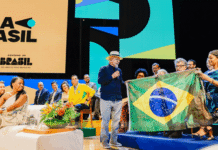 Lula pede que esquerda use verde e amarelo na Copa contra “fascistas” Após defender que a esquerda use verde e amarelo na Copa do Mundo, Lula posa com a bandeira do Brasil em evento no Rio
