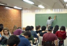 Metade dos professores formados em EAD tem desempenho insuficiente Metade dos professores formados em EAD tem desempenho insuficiente