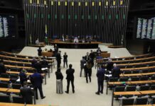 Minirreforma eleitoral limita e parcela multa a partidos políticos Minirreforma eleitoral limita e parcela multa a partidos políticos