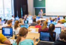 Municípios e governo divergem sobre MP do piso dos professores alunos usam computadores em sala de aula