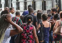 Número de pessoas em busca de emprego há dois anos ou mais cai 21,7% Número de pessoas em busca de emprego há dois anos ou mais cai 21,7%