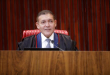 Nunes Marques toma posse como presidente do TSE em cerimônia com Lula e Flávio Bolsonaro Nunes Marques toma posse como presidente do TSE em cerimônia com Lula e Flávio Bolsonaro