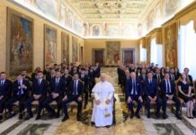 Papa recebe Inter e pede que atletas “sejam testemunhas de valores” O papa Leão 14 e os jogadores do Inter de Milão no Vaticano