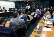 Pedido de vista adia votação da PEC do fim da escala 6X1 Pedido de vista adia votação da PEC do fim da escala 6X1